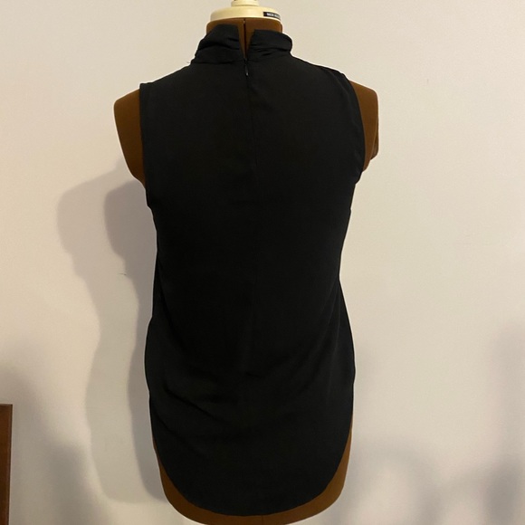 🖤ROSE +OLIVE🖤Black sleeveless blouse in XS.Beautiful detail on the neck. - Picture 7 of 12